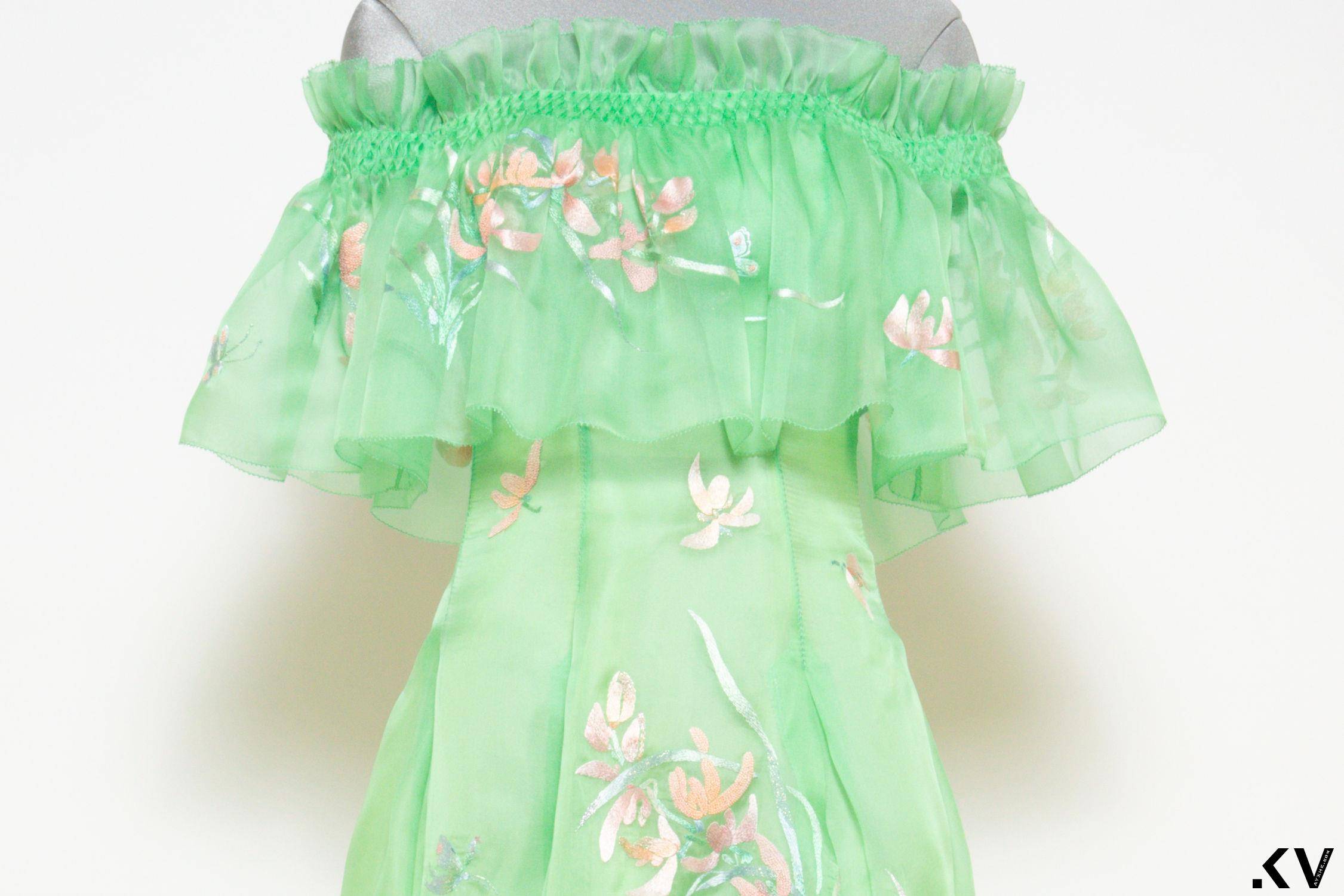 杨紫琼婚宴2套礼服来自夏姿！　量身打造最爱的绿色系、兰花图腾藏深意 名人名流 图4张